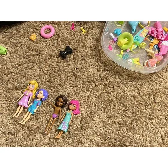 Polly Pocket Travel Toy Playset With Four (3-Inch) Dolls And 50+ Fashion Access